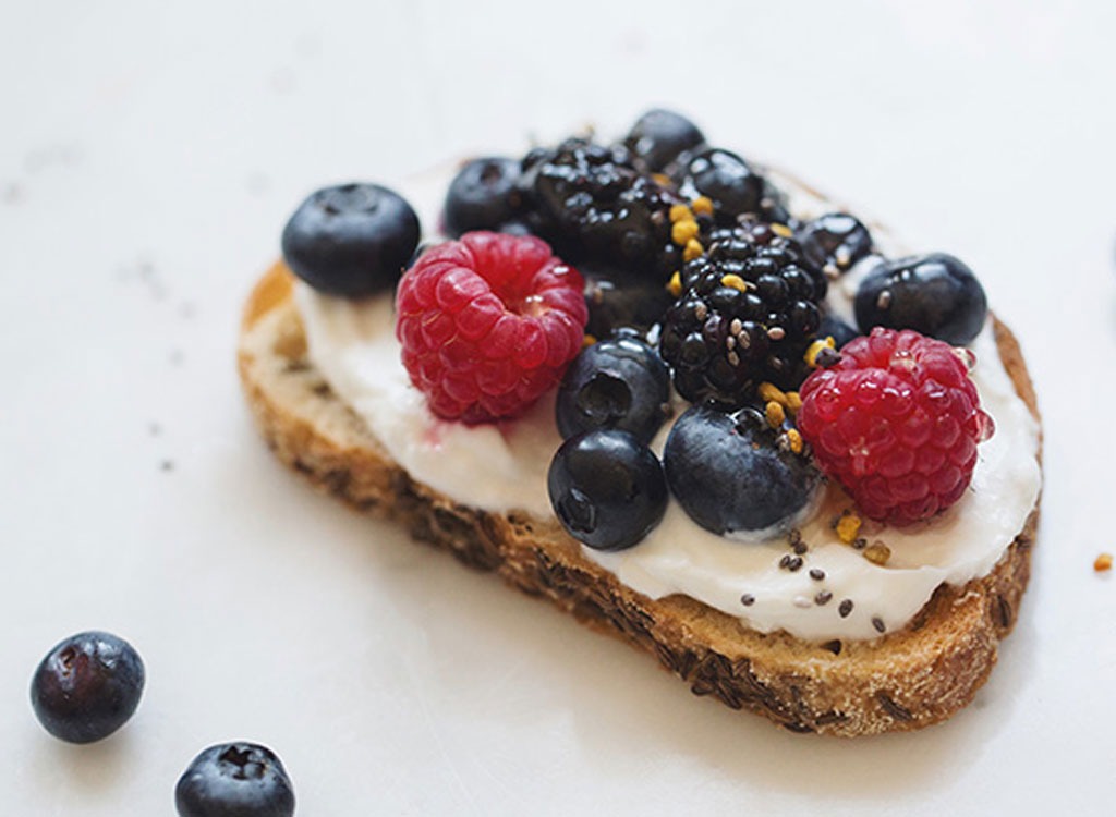 Berry toast ricotta