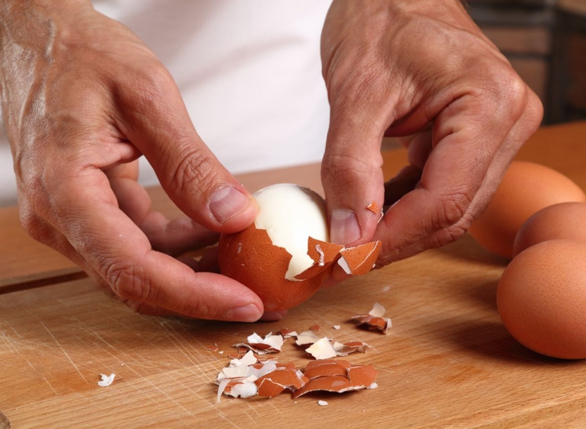 peeling hard boiled eggs