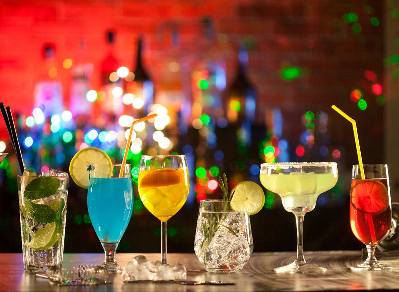 cocktails lined up on bar, demonstrating lower-calorie alcohol swaps