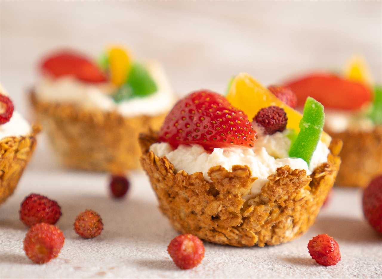 oatmeal cups with yogurt and fruit