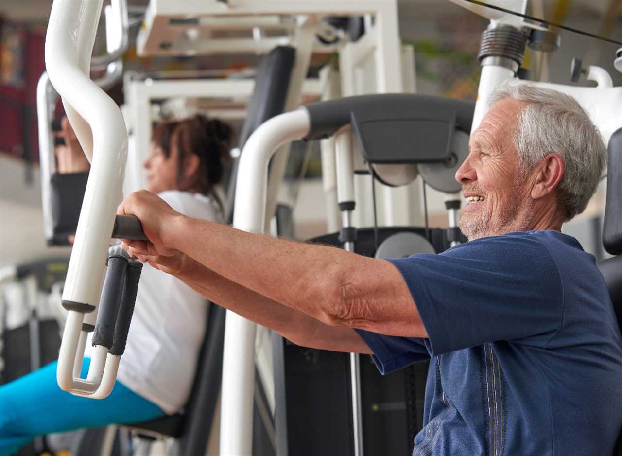 older man demonstrating the weight training habits that slow aging