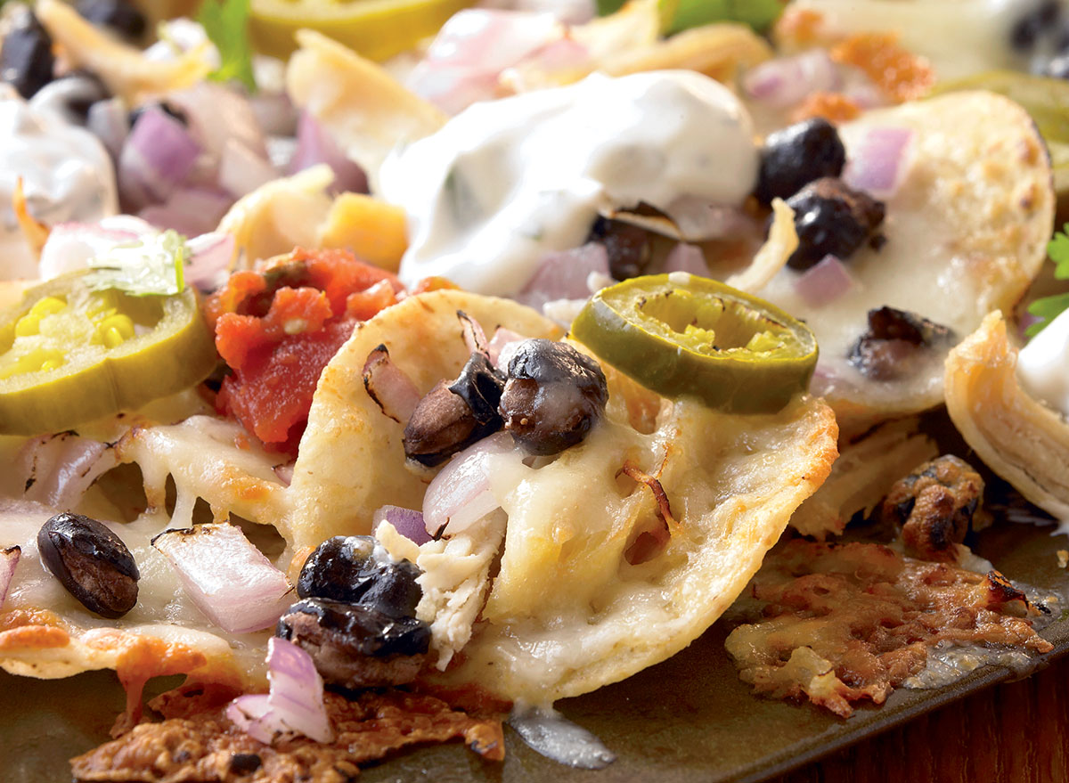 Low-calorie nachos with chicken and black beans