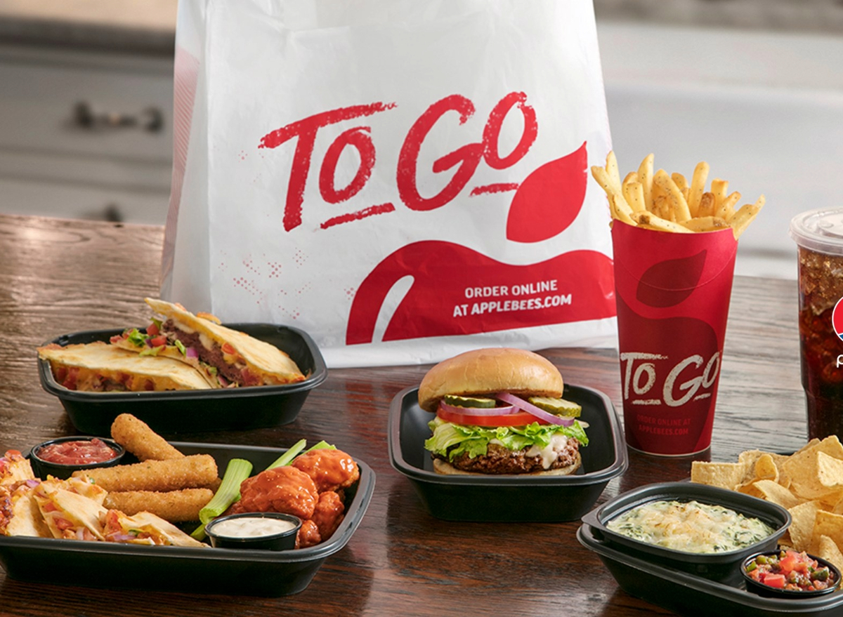 applebee's food and to-go bag