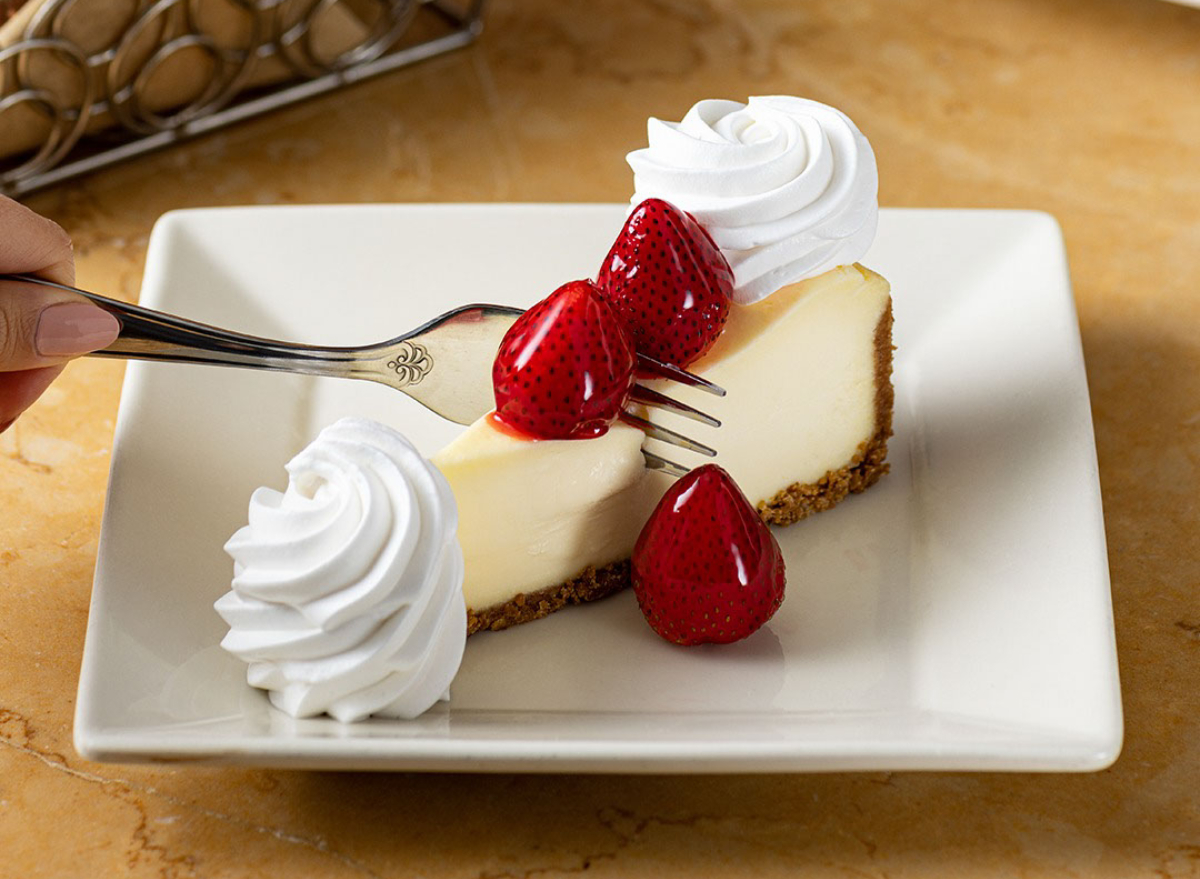 cheesecake factory fresh strawberry cheesecake