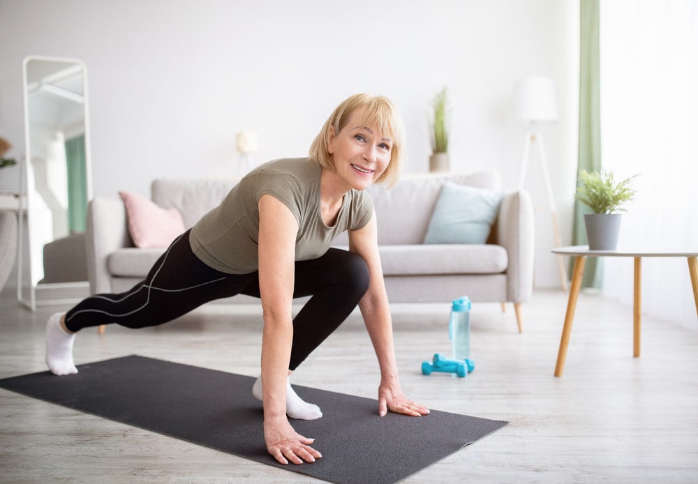 woman doing runners lunge